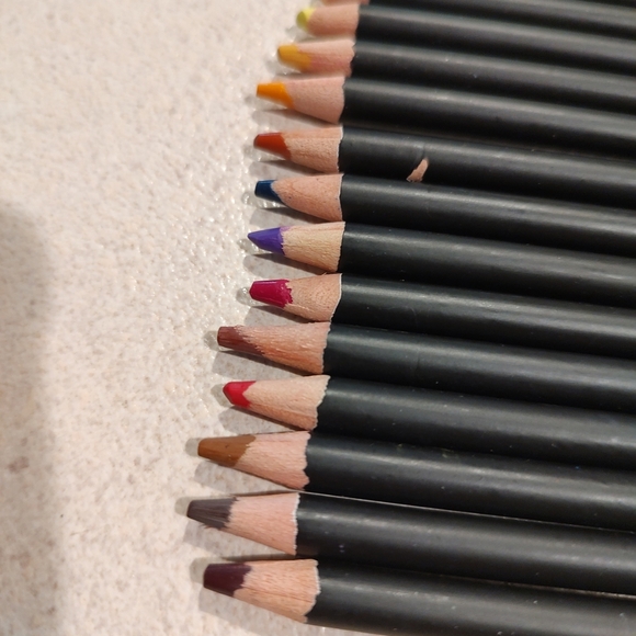 Experience the world of art with these 19 Art Skills Colored Pencils. - Picture 8 of 10